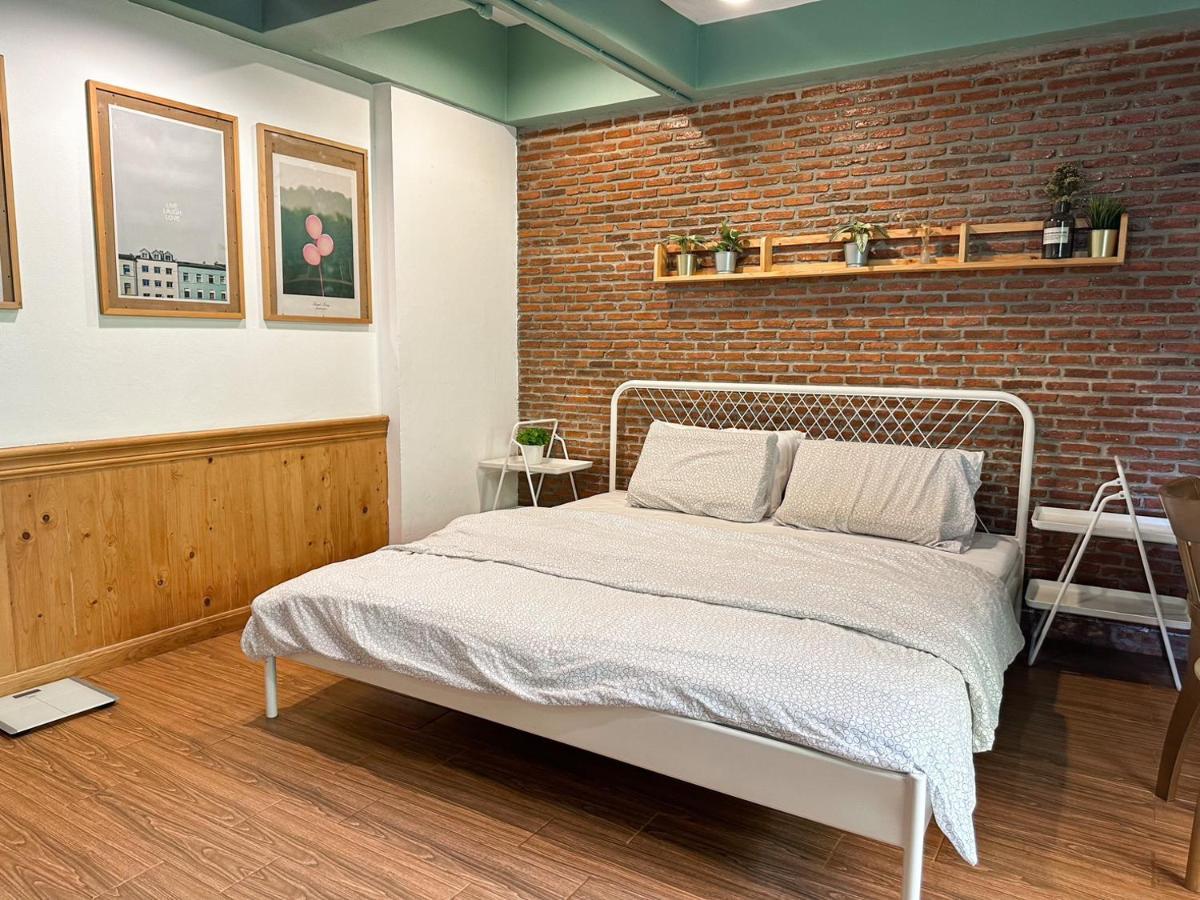 Отель T-House Bkk 2Floors Near Bts With Swimming Pool And Free Wifi Бангкок Экстерьер фото
