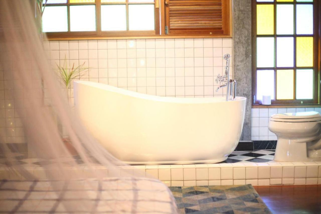 Отель T-House Bkk 2Floors Near Bts With Swimming Pool And Free Wifi Бангкок Экстерьер фото