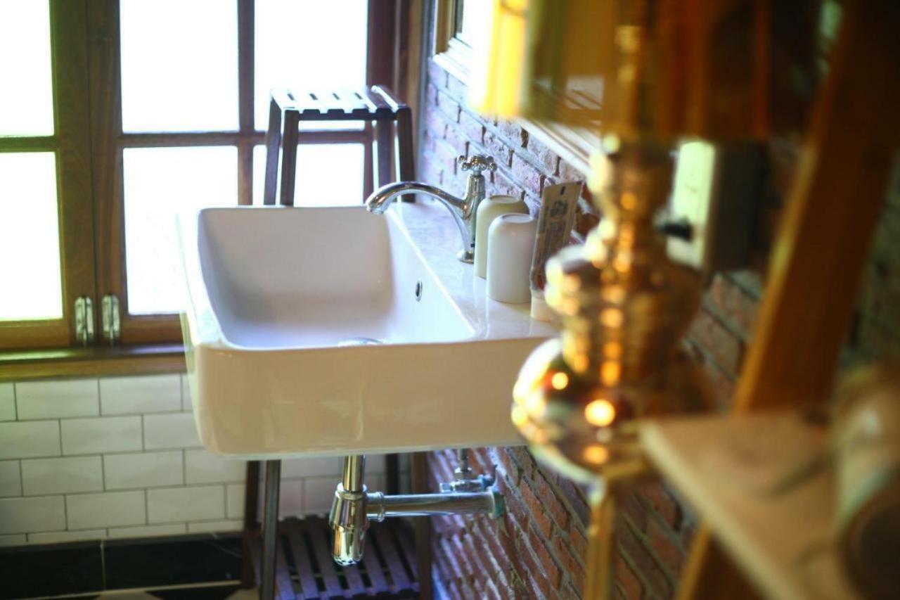 Отель T-House Bkk 2Floors Near Bts With Swimming Pool And Free Wifi Бангкок Экстерьер фото